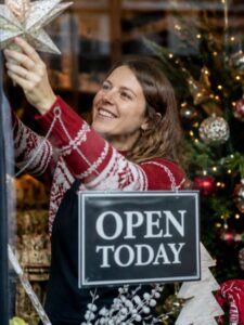Magasins ouverts les jours fériés : règles et exceptions en un clin d’œil magasins ouverts jours fériés